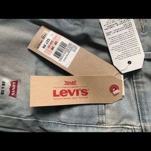 Size 28 Levi’s skinny jeans